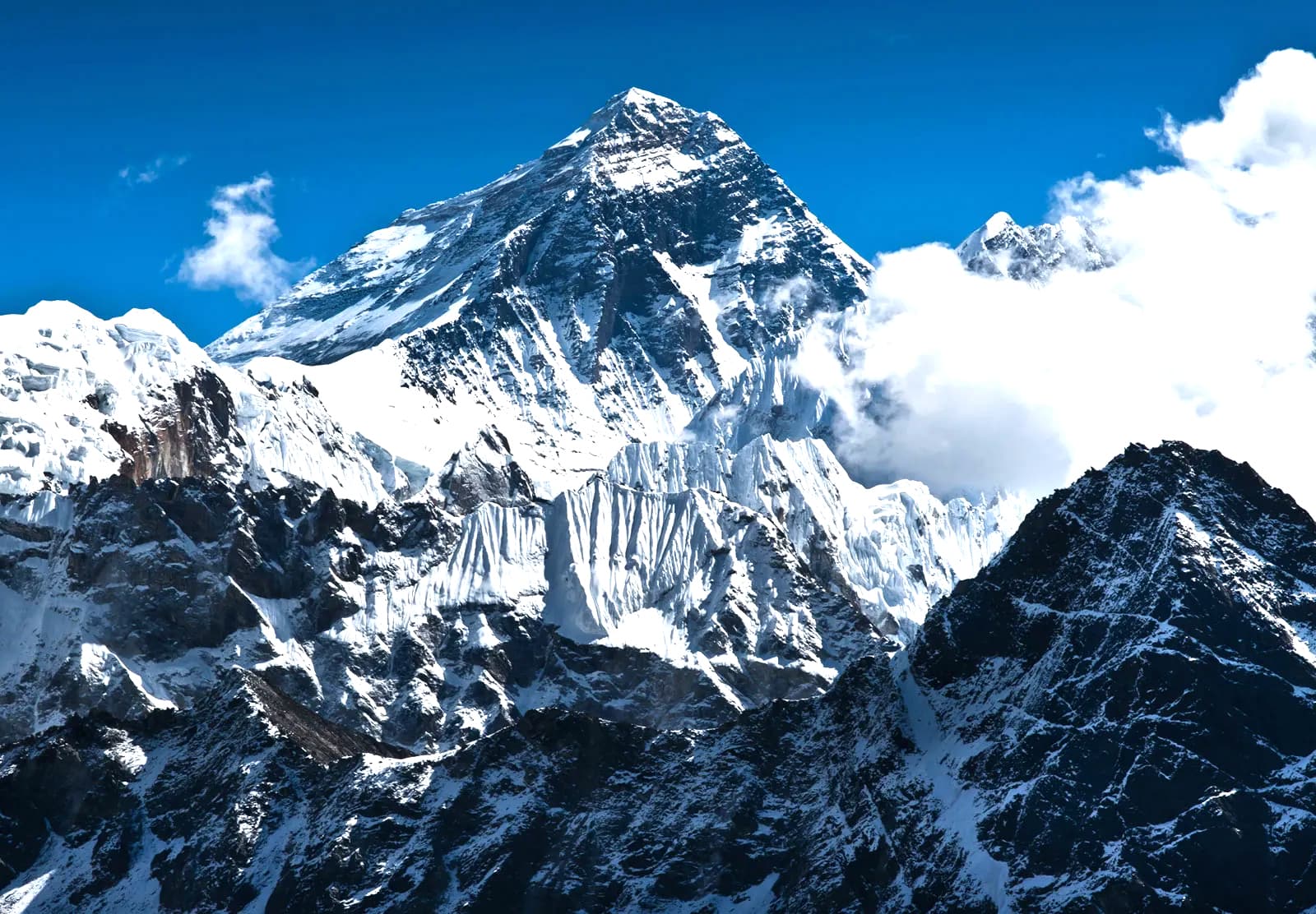 EVEREST TREKKING